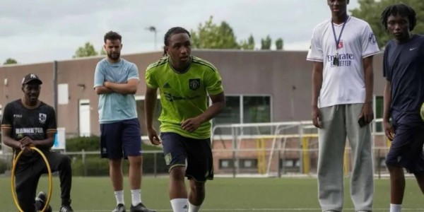 法甲天才前锋穿曼联球衣踢球，标价5000万！曝红魔或免费签英超空霸